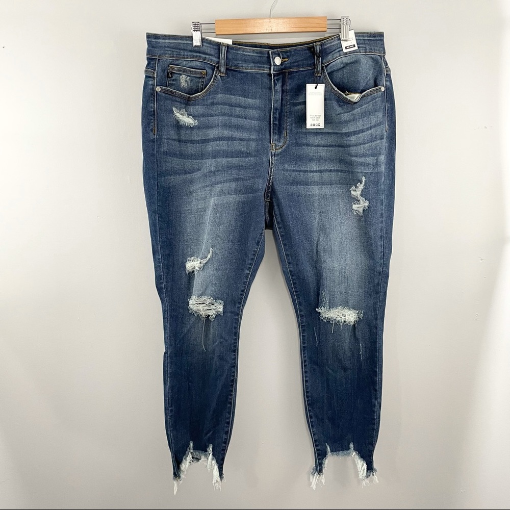 Judy Blue NWT Distressed Mid Rise Jeans